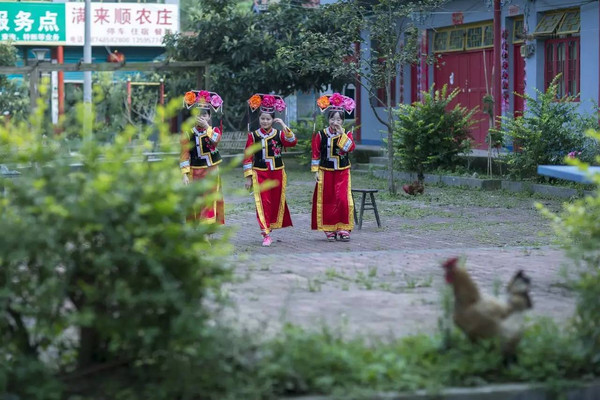 毕节有个村,满族人占了一大半,现在村民重新穿