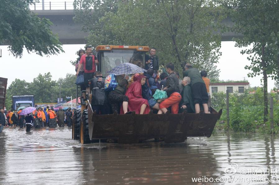 邢台洪灾引发高度关注 消防官兵赶赴现场抗洪救援