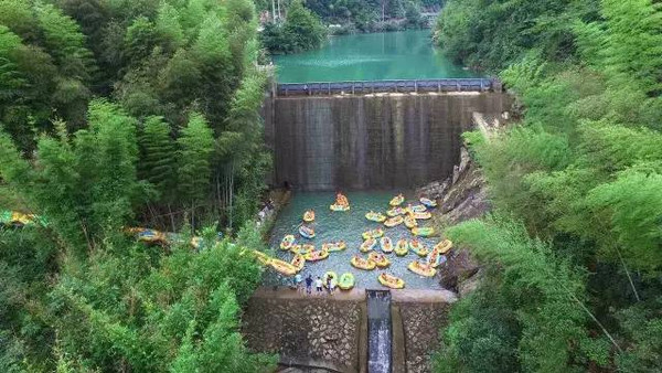 巾仙溪漂流位于瑞安西部,全程约2.5公里,水流较为平缓,适合休闲游玩.