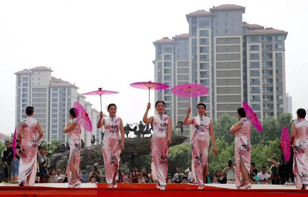 天津大妈美女再次征服世界,以后再也不看维多利亚的秘密走秀了