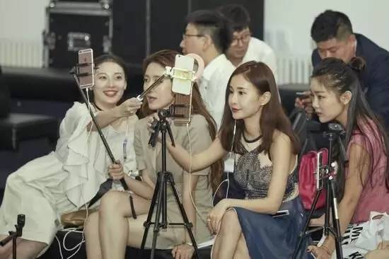 韩国最红MAMAMOO女团中国直播首秀?不惧腿