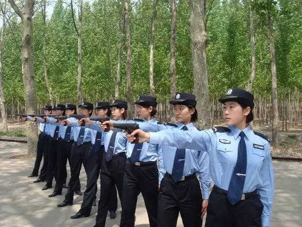 学院实行警务化管理,学生统一着人民警察学员制式服装,接受人民警察