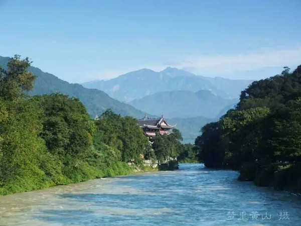 都江堰的确个风水宝地,除了青城后山,赵公山的萤火虫也不可错过.