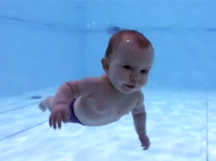 关于新生儿游泳,歪果仁的科学做法,你敢吗?
