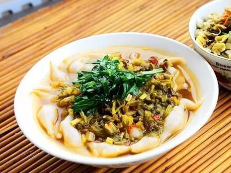浆水漏鱼鱼是西安的铁板消夏美食,老做法很简单,就是用面汤和蔬菜发酵