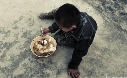 贫困山区孩子的午餐是这样的 可怜的画面让人