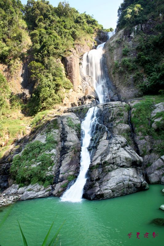 神岭因高山苍郁而显峡谷之深邃,溪涧清洌更见潭水之幽静,加上林木葱郁