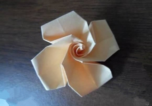 手工卡纸折玫瑰花图解 卡纸玫瑰花折纸方法
