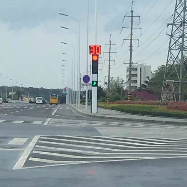 红绿灯有两种:圆屏灯和箭头灯