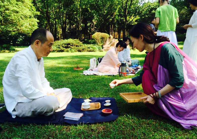 茶友们在武夷宫幔亭举办无我茶会