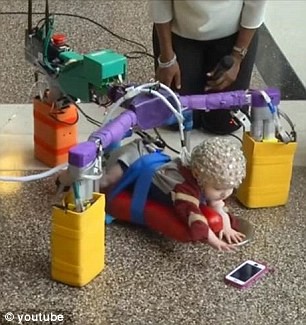 穿戴设备帮助脑瘫风险婴儿爬行 美自创爬行促进器