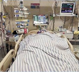 小孩神志不清   7月25日,10岁的刘鹏躺在解放军第九四医院的病床上