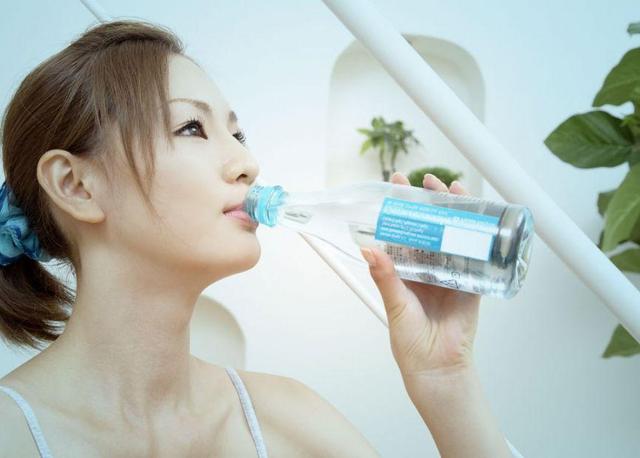每天八杯水怎么喝?喝水减肥的最佳时间