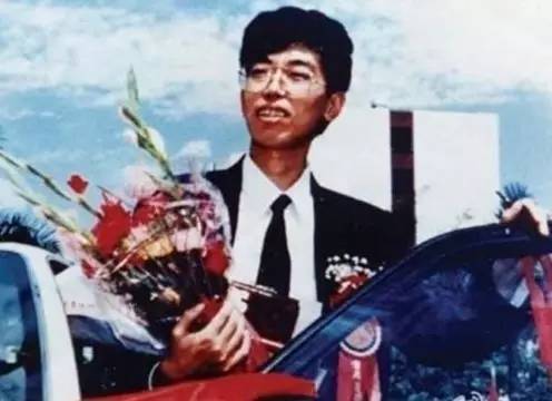 1991年4月,史玉柱带着汉卡软件和100多名员工来到珠海,注册成立