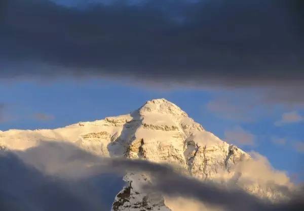 珠穆朗玛峰是世界最高大的山系喜马拉雅山的主峰,位于中国和尼泊尔