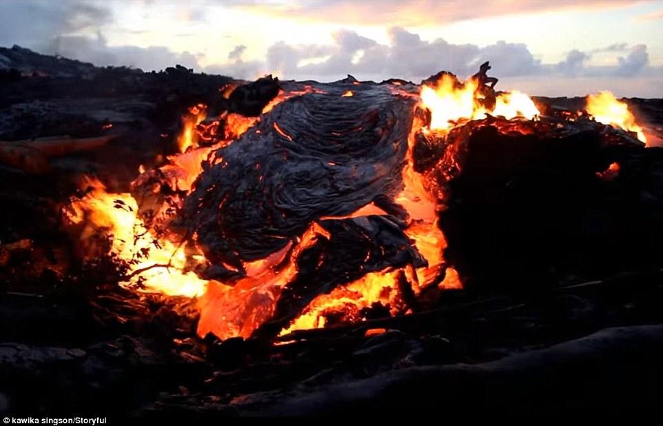 夏威夷活火山喷发吞噬森林熔岩凝成笑脸状(组图)