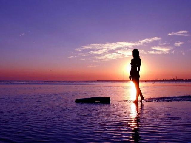 我想一个人到海边去 看大海的一望无际 我想一个人到海边去 看日出从
