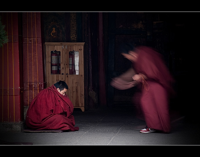 圣地拉萨·大昭寺喇嘛辩经的激烈瞬间