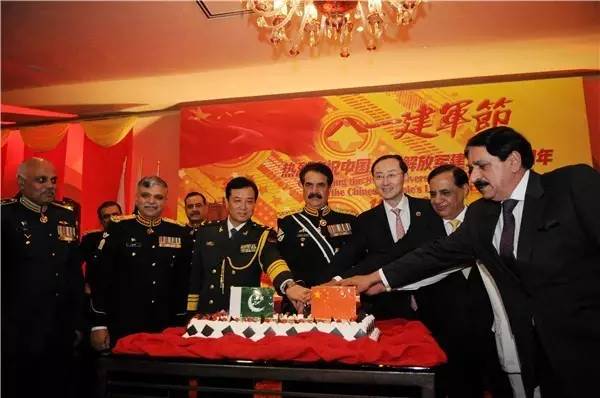 下图是今年在中国驻巴使馆中巴军政官员同切蛋糕庆祝中国"八一"建军节
