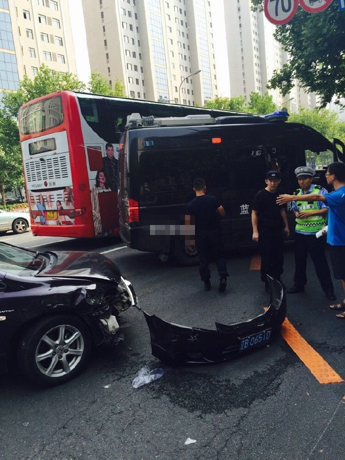 大连女司机驾豪车闯红灯 先撞轿车又撞特警车