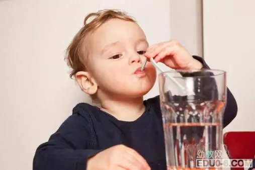 北大公学国际花都幼儿园幼师引导孩子喝水方法