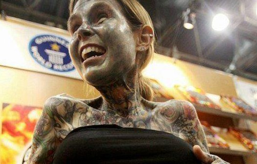 世界纹身最多女孩:全身95%是纹身!