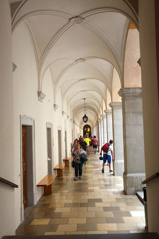 从楼下穿过去,两侧是长长的走廊,方形的廊柱林立,穹形的拱顶远去,很是