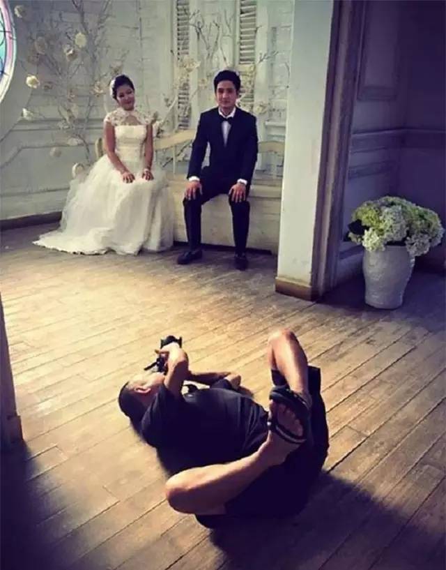 婚纱照躺地上(2)