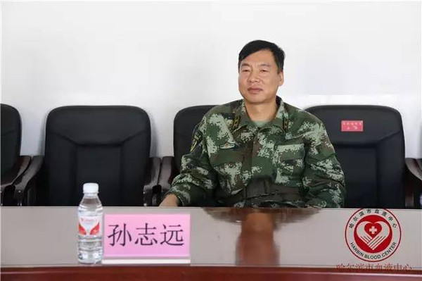 武警黑龙江总队哈尔滨支队支队长孙志远了解部队献血情况
