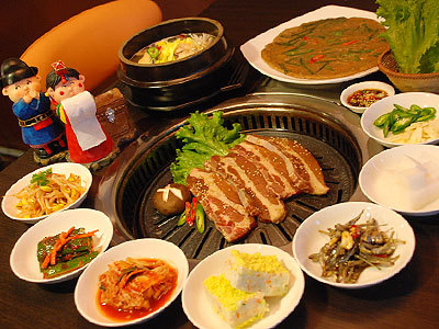 韩国料理—美食篇韩国饮食特点十分鲜明,韩国料理是清淡,少油腻,无