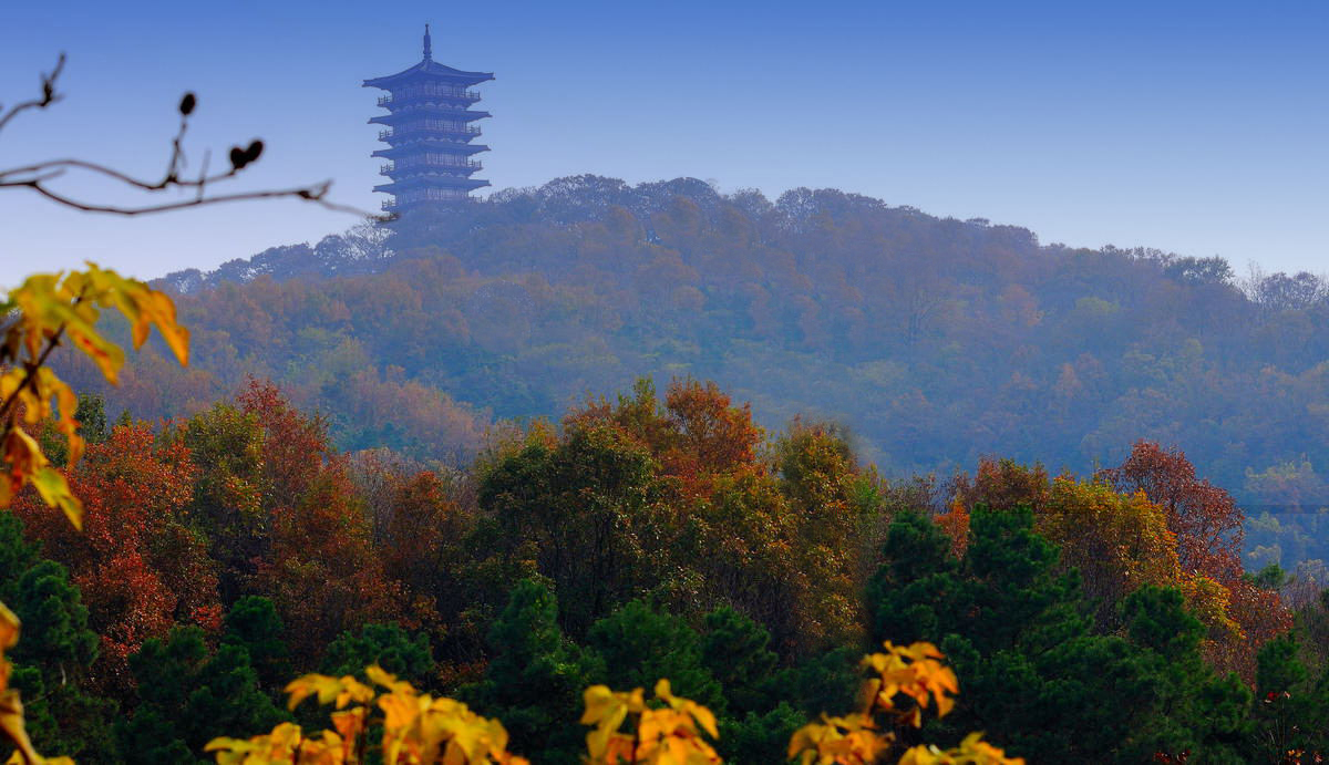 紫蓬山风景区距合肥市区18公里,1998年被确定为省级风景名胜区.