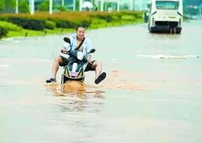 落雨大,水浸街!南宁人你的电动车不是航母,应该这么骑