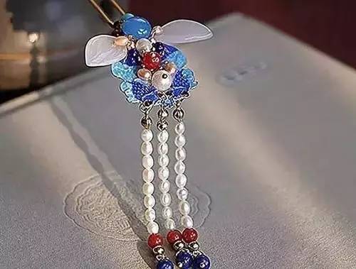 步摇,是在簪钗上装饰一个可以活动的花枝状饰物,花枝垂以琼玉.
