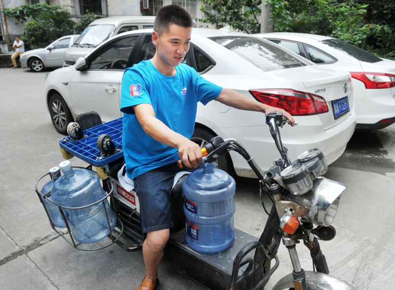 暴雨中掏下水道 成都"最帅送水小哥"找到了