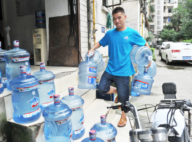 暴雨中掏下水道 成都"最帅送水小哥"找到了