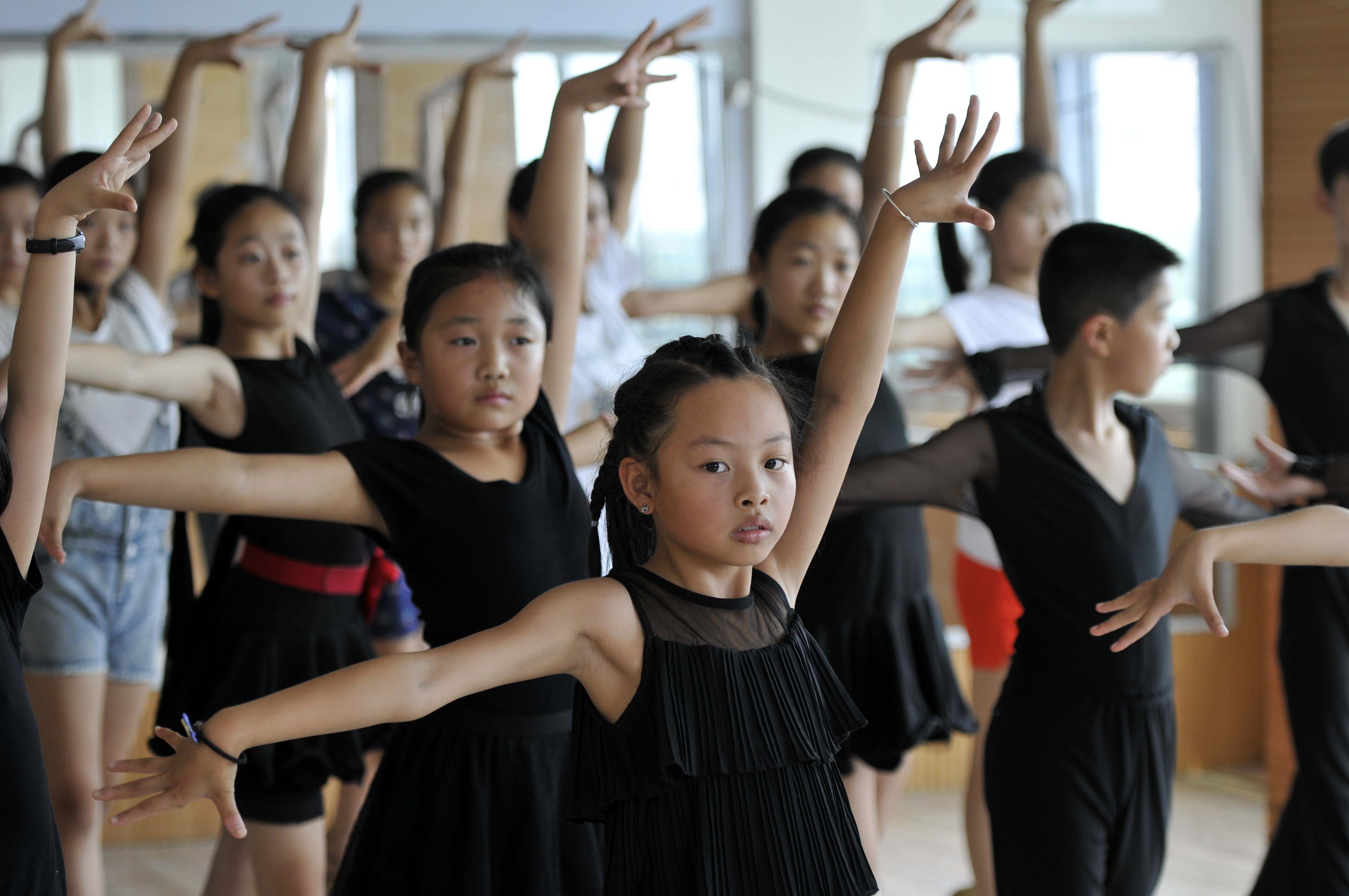 8月5日,来自乡村的学生在山东郯城鲲鹏国际体育舞蹈学校学跳拉丁舞.