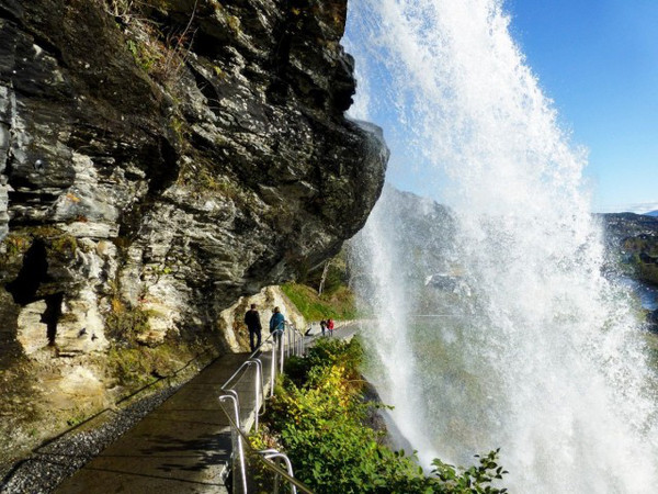 回程路上游客可以尽情欣赏斯坦达尔瀑布(steinsdalsfossen).