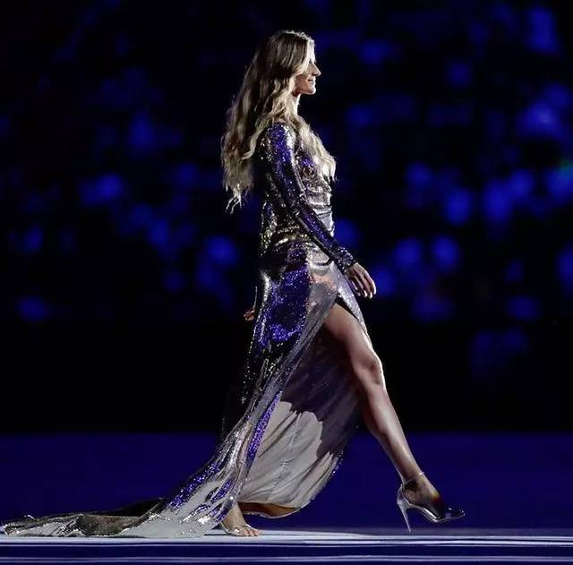 时尚 正文▲吉赛尔-邦辰亮相巴西奥运会开幕式,礼服来自巴西时装品牌