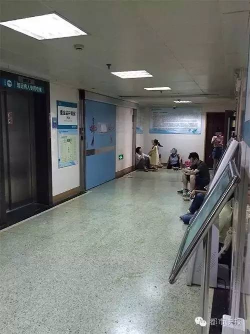 ▍上午9点多,王同学转院后一直在重症监护室抢救,家人全在外面等候.