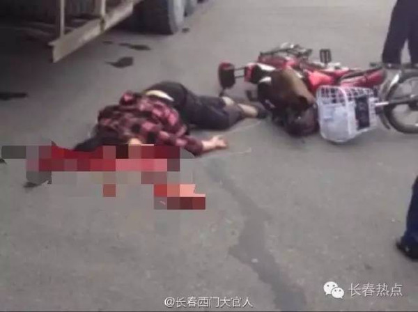 一骑电动车女子被一辆拉石子大挂车当场碾压,大妈当场死亡,脑浆迸裂