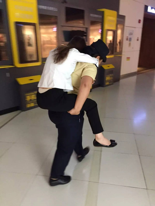 乘客在车厢中晕倒,地铁女员工秒变女汉子施救