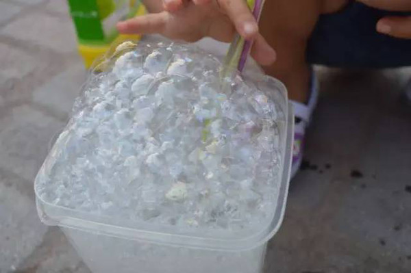 【分享说】夏天玩起来!自制泡泡水的便捷方法