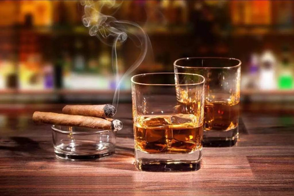 成熟男人的标志,威士忌与雪茄