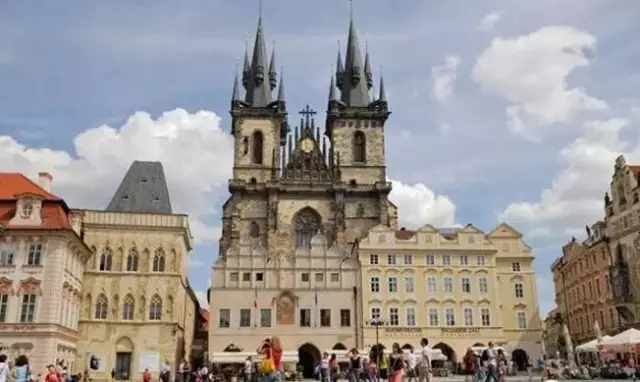 8月成都直飞布拉格,10个小时直通欧洲最美城市