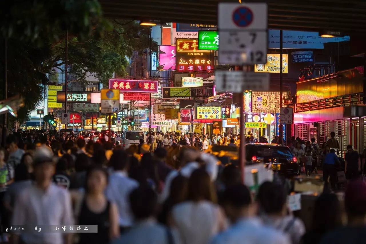 记忆里的香港 里的生活 霓虹灯下的街道 川流不息的人群