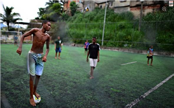 探访巴西贫民窟足校:足球让孩子远离犯罪和贫