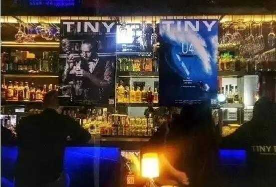 美食 正文  「 tiny bar 勺园鸡尾酒吧 」 酒吧的老板是个外国人,据说