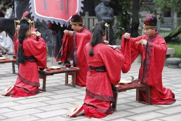 22对新人着汉服,行汉礼,完成沃盥礼,对席礼,同牢礼,合卺礼,解缨礼等汉