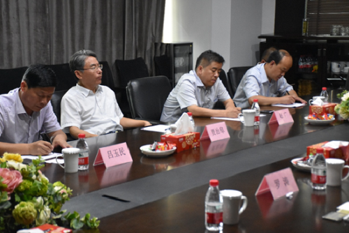 周健 李玉报道 8月5日,梁山县县委书记贾治阜,副县长赵广一行六人