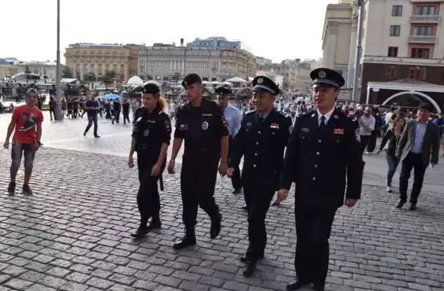 帅气!?三亚旅游警察去莫斯科,和当地旅游警察